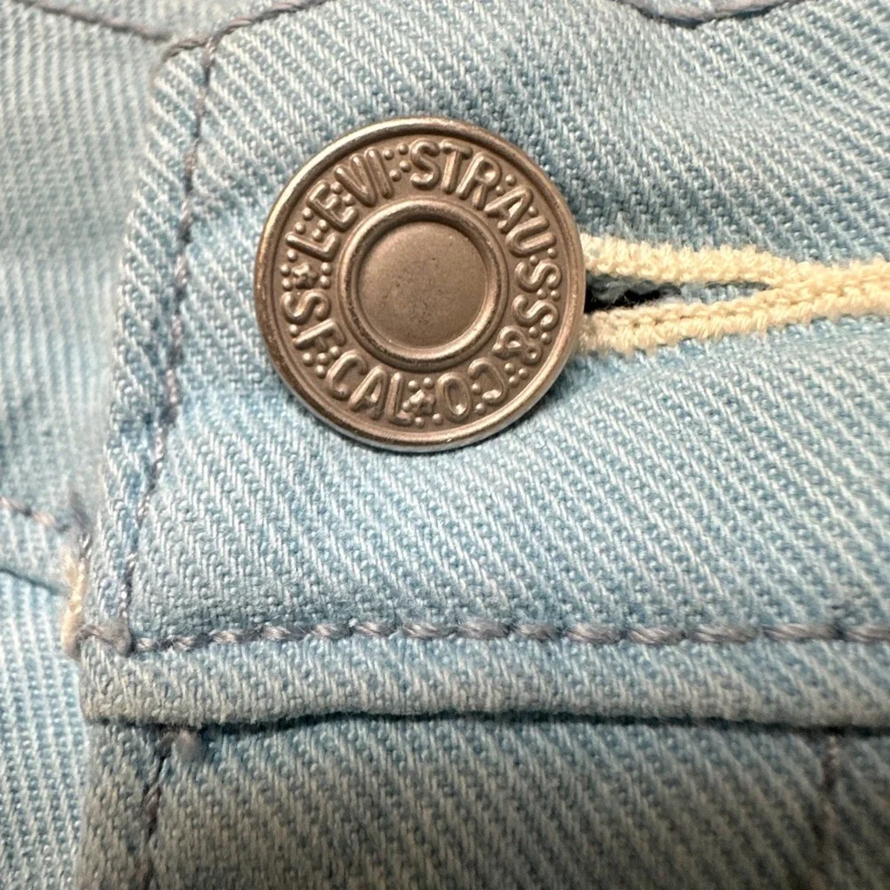 Levi Strauss 515 Denim Shorts Women 12 Light Blue Stretch 5-Pocket Pedal Pushers